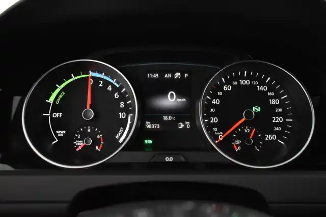 Valkoinen Viistoperä, Volkswagen Golf – EUR-875