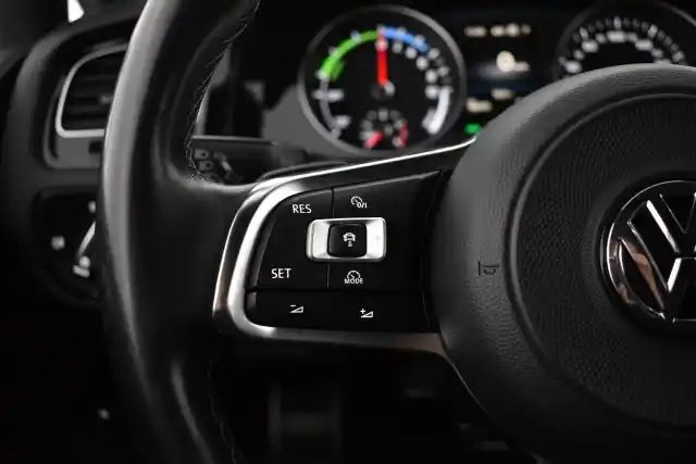 Valkoinen Viistoperä, Volkswagen Golf – EUR-875
