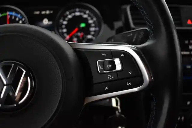 Valkoinen Viistoperä, Volkswagen Golf – EUR-875