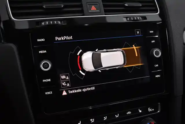 Valkoinen Viistoperä, Volkswagen Golf – EUR-875