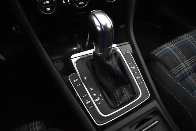 Valkoinen Viistoperä, Volkswagen Golf – EUR-875