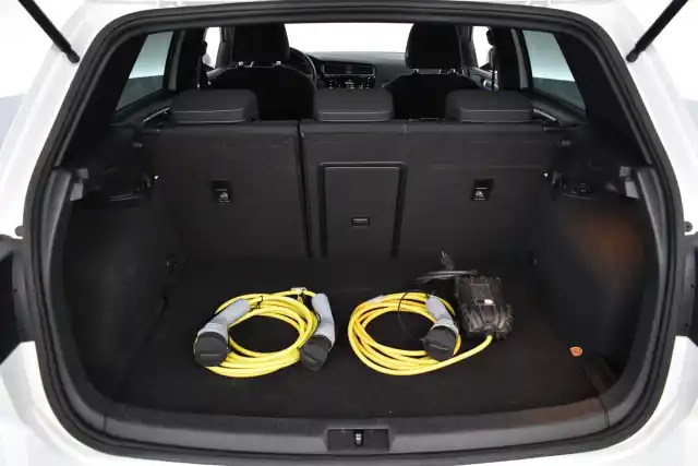 Valkoinen Viistoperä, Volkswagen Golf – EUR-875