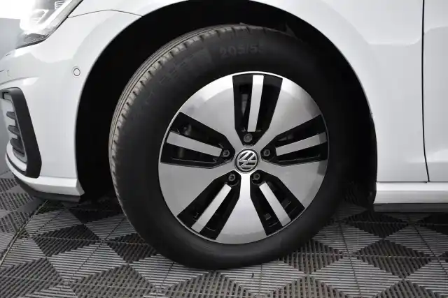 Valkoinen Viistoperä, Volkswagen Golf – EUR-875