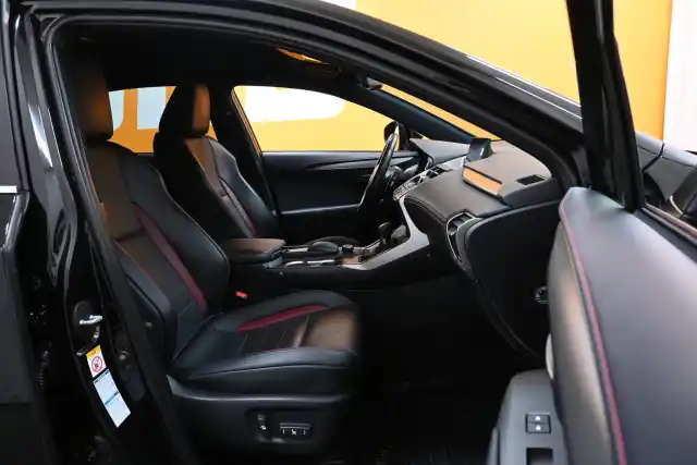 Musta Maastoauto, Lexus NX – EUS-970