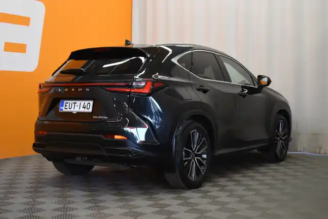 Musta Maastoauto, Lexus NX – EUT-140
