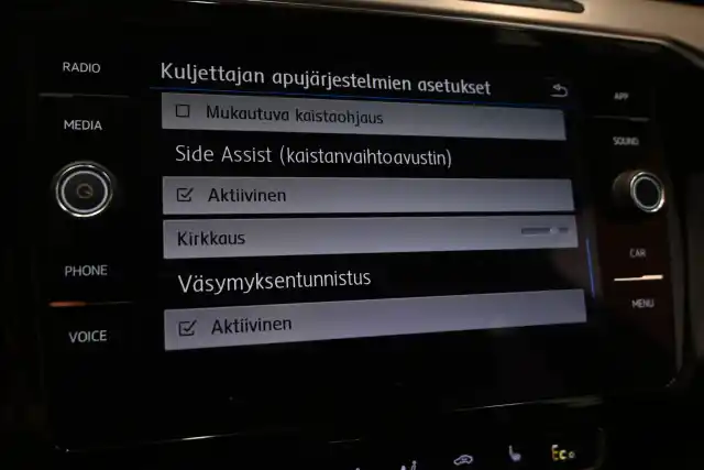 Valkoinen Farmari, Volkswagen Passat – EUT-201