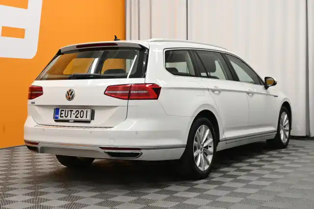 Valkoinen Farmari, Volkswagen Passat – EUT-201