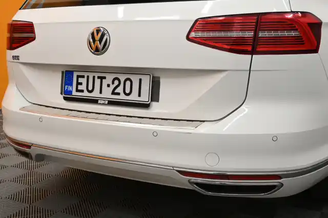 Valkoinen Farmari, Volkswagen Passat – EUT-201