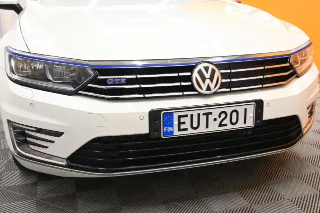 Valkoinen Farmari, Volkswagen Passat – EUT-201