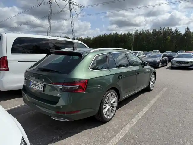 Vihreä Farmari, Skoda Superb – EUV-319