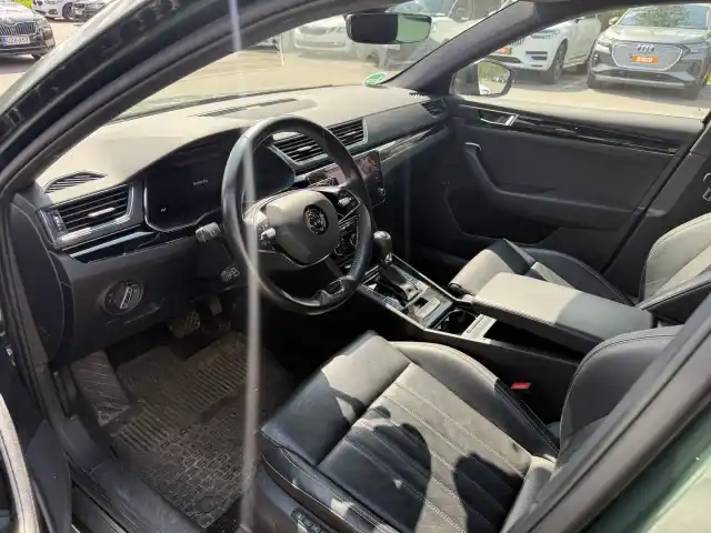 Vihreä Farmari, Skoda Superb – EUV-319