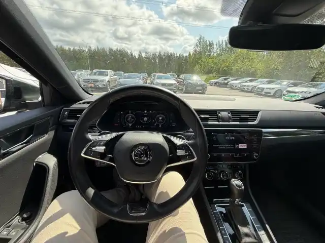 Vihreä Farmari, Skoda Superb – EUV-319