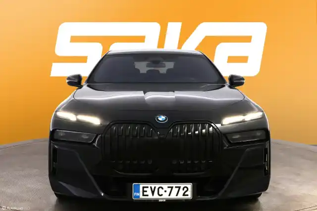 Musta Sedan, BMW i7 – EVC-772