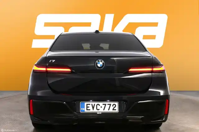 Musta Sedan, BMW i7 – EVC-772