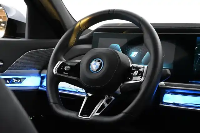 Musta Sedan, BMW i7 – EVC-772