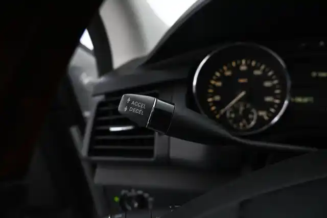 Hopea Tila-auto, Mercedes-Benz R – EVC-881
