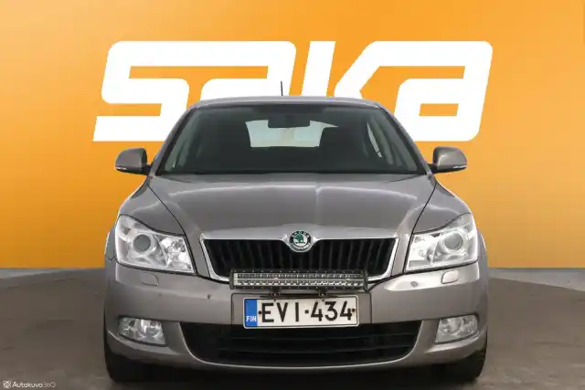 Ruskea (beige) Viistoperä, Skoda Octavia – EVI-434