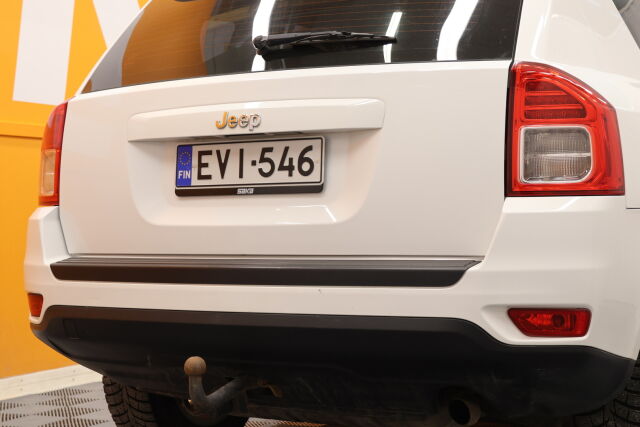 Valkoinen Tila-auto, Jeep Compass – EVI-546