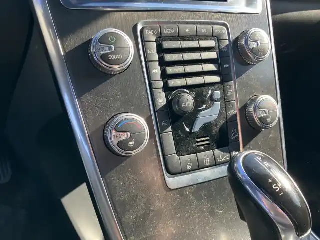 Harmaa Maastoauto, Volvo XC60 – EVK-511