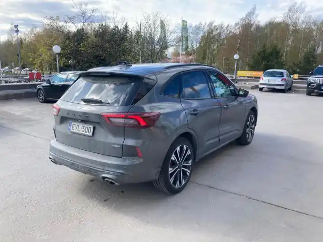 Harmaa Maastoauto, Ford Kuga – EVL-300