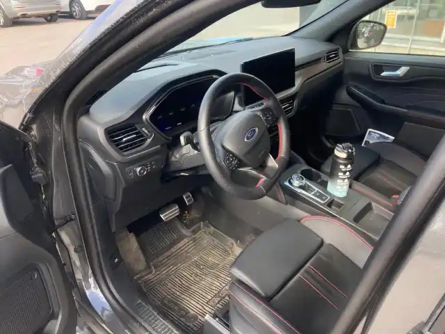 Harmaa Maastoauto, Ford Kuga – EVL-300