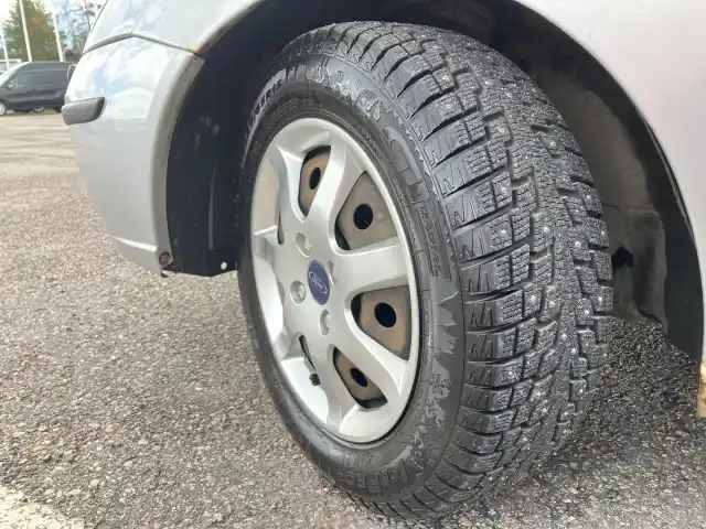 Harmaa Farmari, Ford Focus – EVU-451