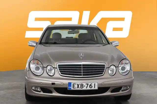 Harmaa Sedan, Mercedes-Benz E – EXB-761