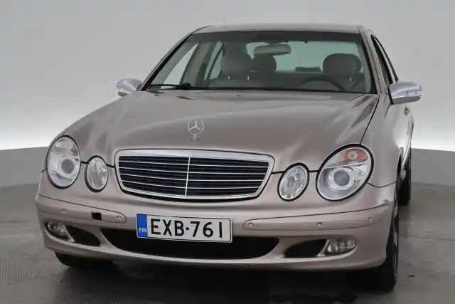 Harmaa Sedan, Mercedes-Benz E – EXB-761