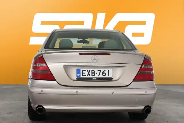 Harmaa Sedan, Mercedes-Benz E – EXB-761