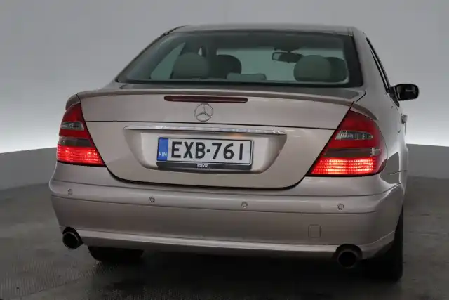 Harmaa Sedan, Mercedes-Benz E – EXB-761