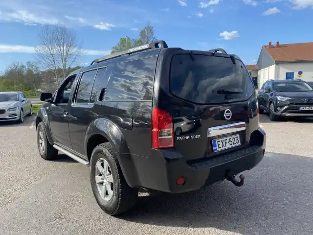 Musta Maastoauto, Nissan Pathfinder – EXF-523
