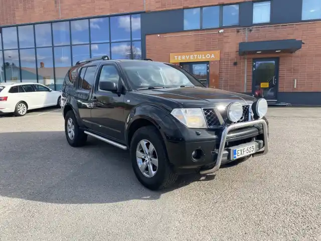 Musta Maastoauto, Nissan Pathfinder – EXF-523
