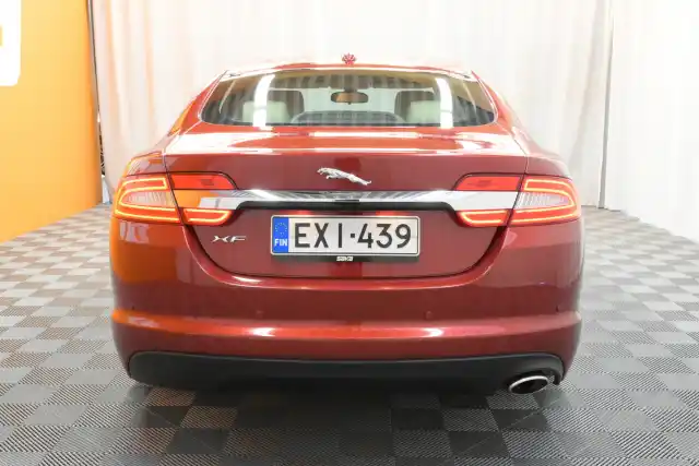 Punainen Sedan, Jaguar XF – EXI-439