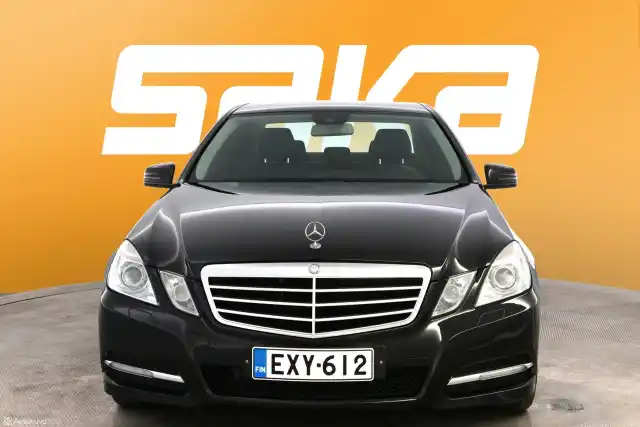 Musta Sedan, Mercedes-Benz E – EXY-612