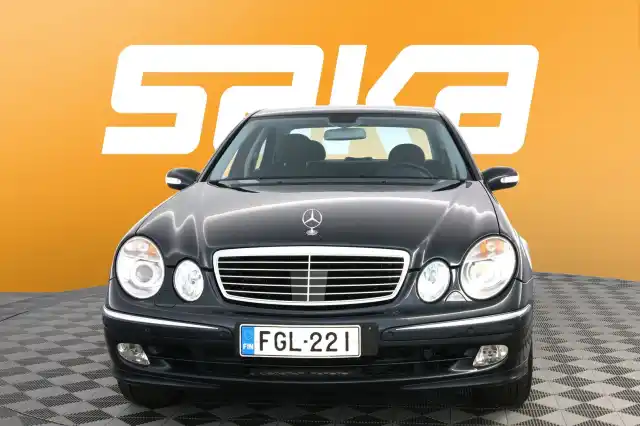 Musta Sedan, Mercedes-Benz E – FGL-221