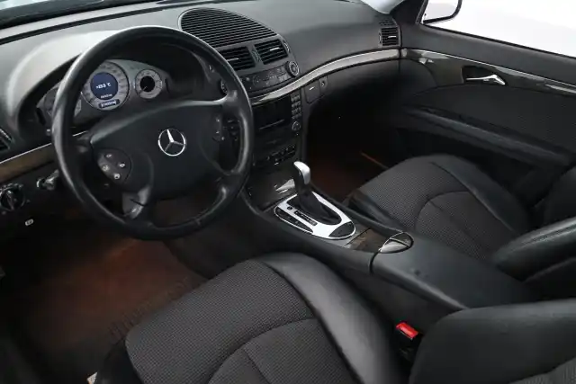 Musta Sedan, Mercedes-Benz E – FGL-221