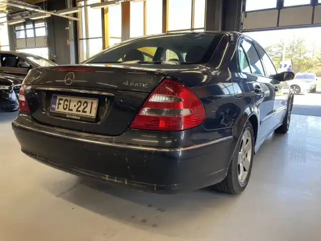 Musta Sedan, Mercedes-Benz E – FGL-221