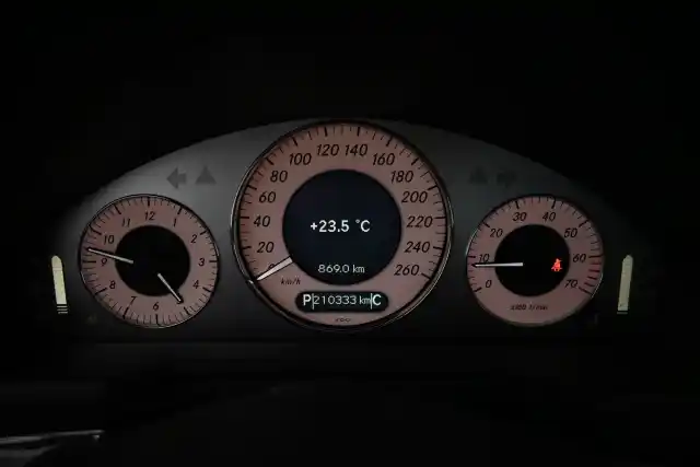 Musta Sedan, Mercedes-Benz E – FGL-221