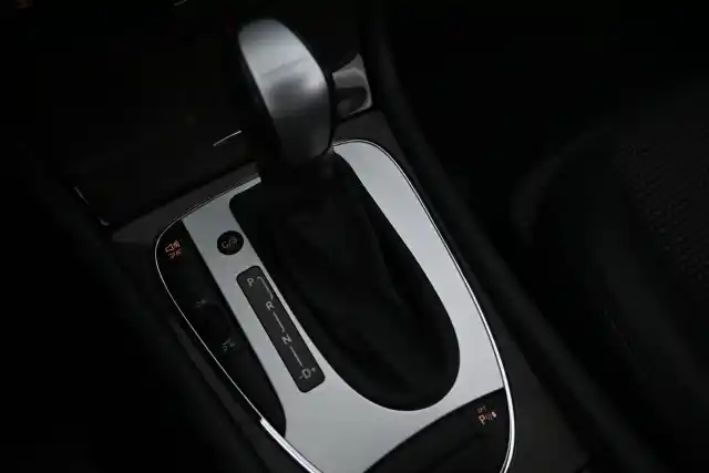 Musta Sedan, Mercedes-Benz E – FGL-221