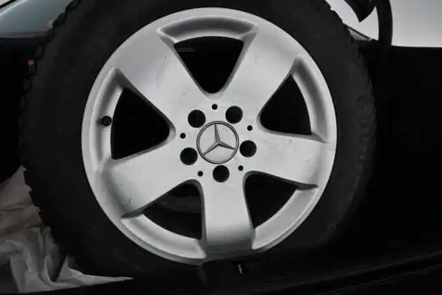 Musta Sedan, Mercedes-Benz E – FGL-221