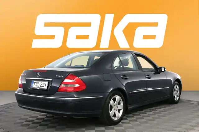 Musta Sedan, Mercedes-Benz E – FGL-221
