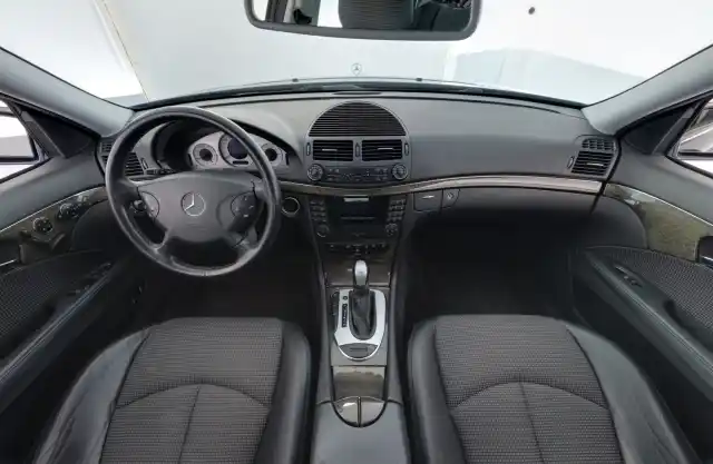 Musta Sedan, Mercedes-Benz E – FGL-221