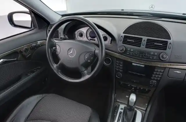 Musta Sedan, Mercedes-Benz E – FGL-221