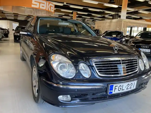 Musta Sedan, Mercedes-Benz E – FGL-221