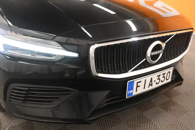 Musta Farmari, Volvo V60 – FIA-330