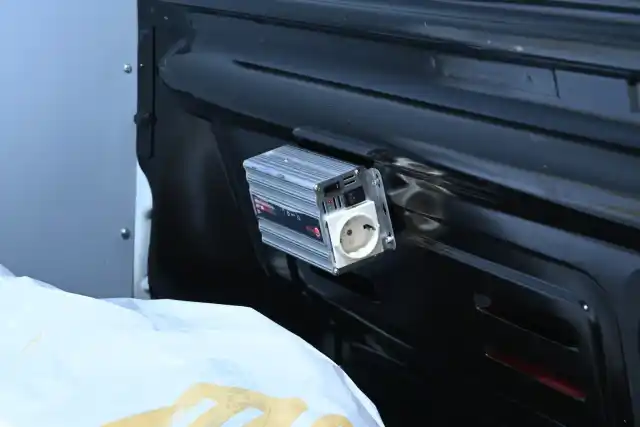 Valkoinen Pakettiauto, Renault Trafic – FIA-670