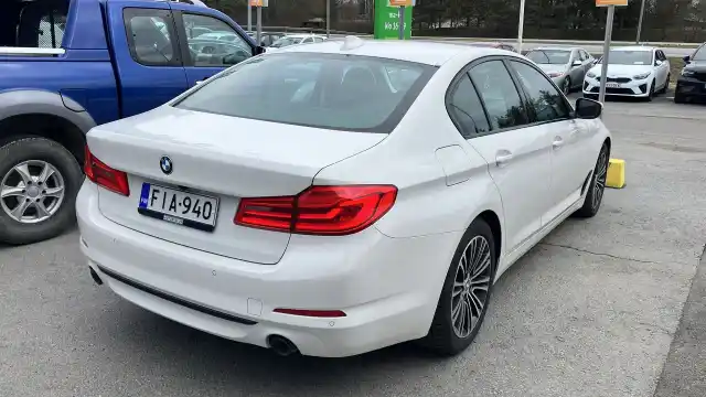 Valkoinen Sedan, BMW 518 – FIA-940