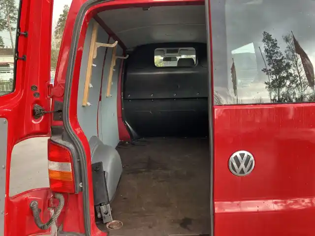 Punainen Pakettiauto, Volkswagen Transporter – FII-627