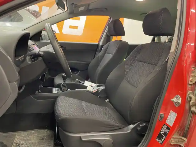 Punainen Tila-auto, Hyundai i30 – FIK-154