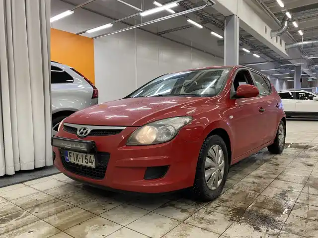 Punainen Tila-auto, Hyundai i30 – FIK-154